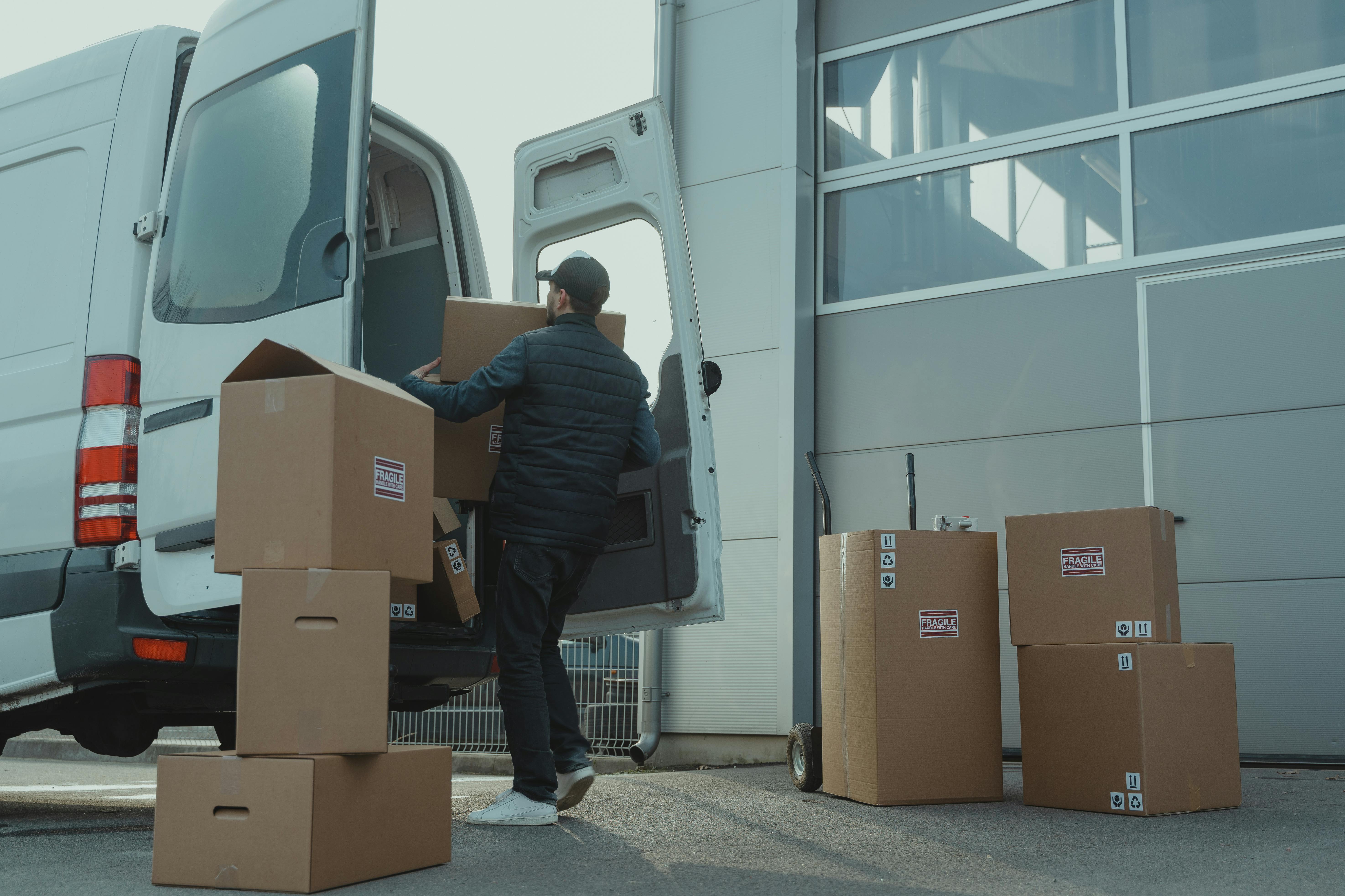 Comment étiqueter les cartons pour les déménageurs : Guide pour un déménagement efficace dans le 92